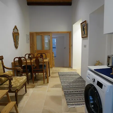 Two Bedroom W/ Balcony Διαμέρισμα *